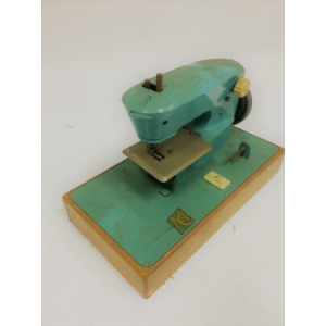 Vintage speelgoed naaimachine